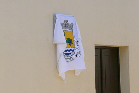 P1090314 Het tweede bord hangt onder de vlag van Maladão