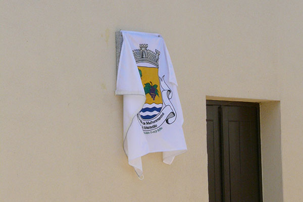 Het tweede bord hangt onder de vlag van Maladão