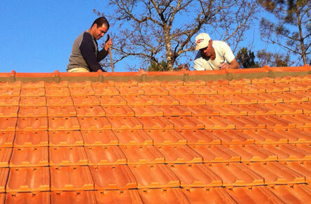 Klusjesmannen vernieuwen een dak