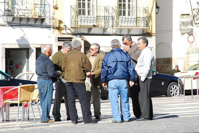 Portugese mannen op pleintje