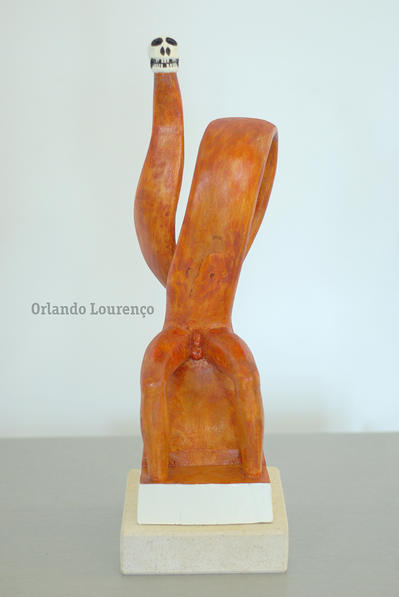 A austeridade - houten sculptuur van Orlando Lourenço