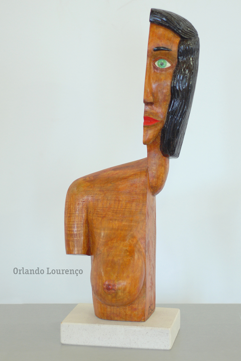 O travesti - houten sculptuur van Orlando Lourenço 