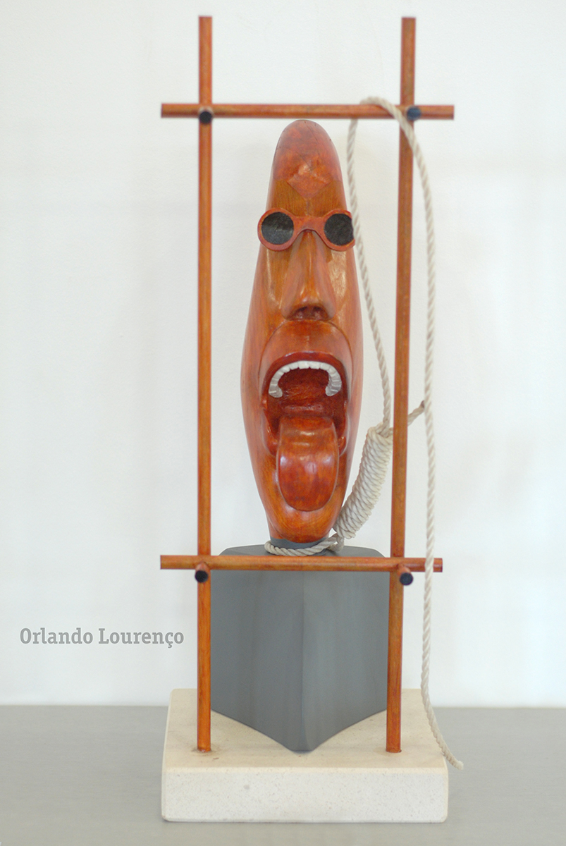 Prisoneiro da Loucura - houten sculptuur van Orlando Lourenço
