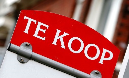 "Te koop" bord van Nederlandse makelaar