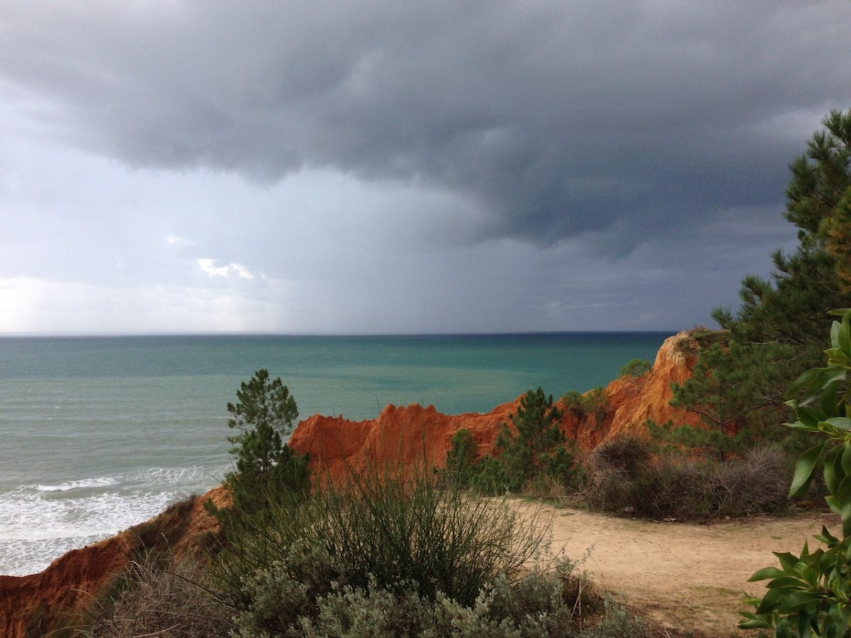 Donkere wolken over de oceaan