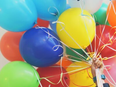 Ballonnen in een hand.