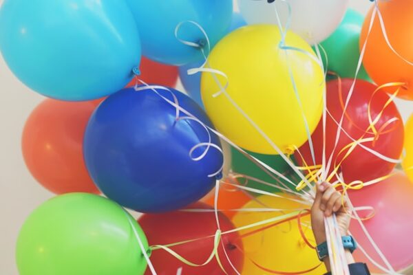 Ballonnen in een hand.