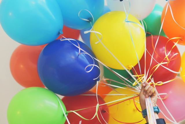 Groot aantal ballonnen in een hand