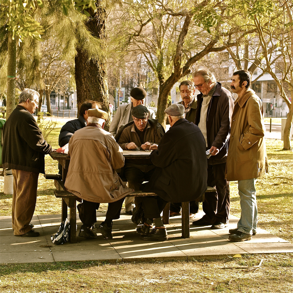 spelende Portugese mannen in het park