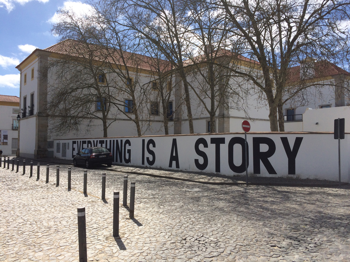 De muur van het museum in Évora