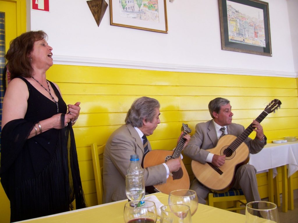 fadomuzikanten met traditionele guitarra portuguesa, in porto in portugal