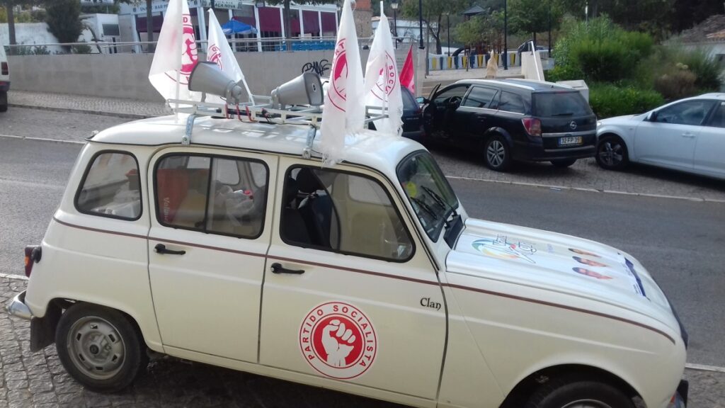 Oude auto met logo en vlaggen van de PS (Partido Socialista)