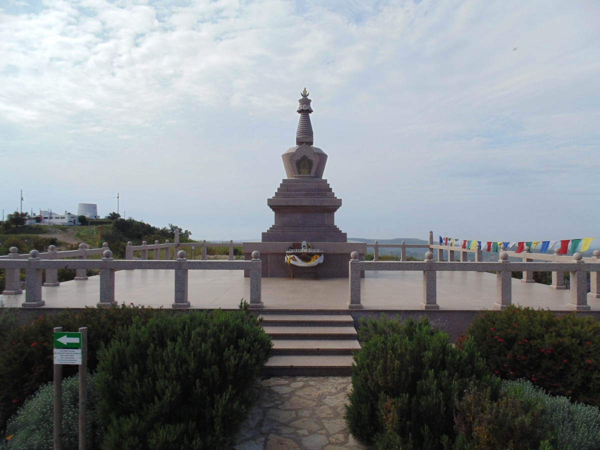 Stupa monument Boeddha Algarve Portugal