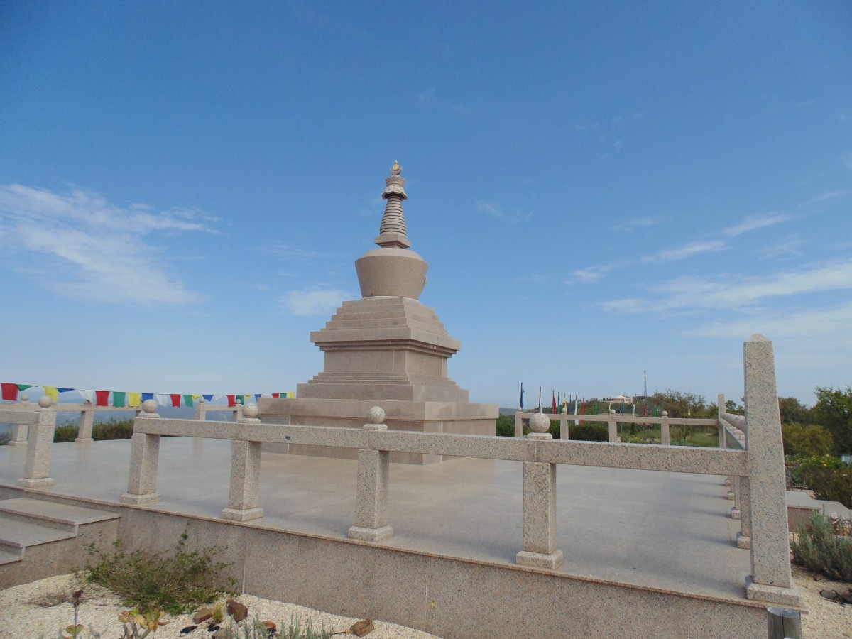 Stupa boeddha monument algarve portugal