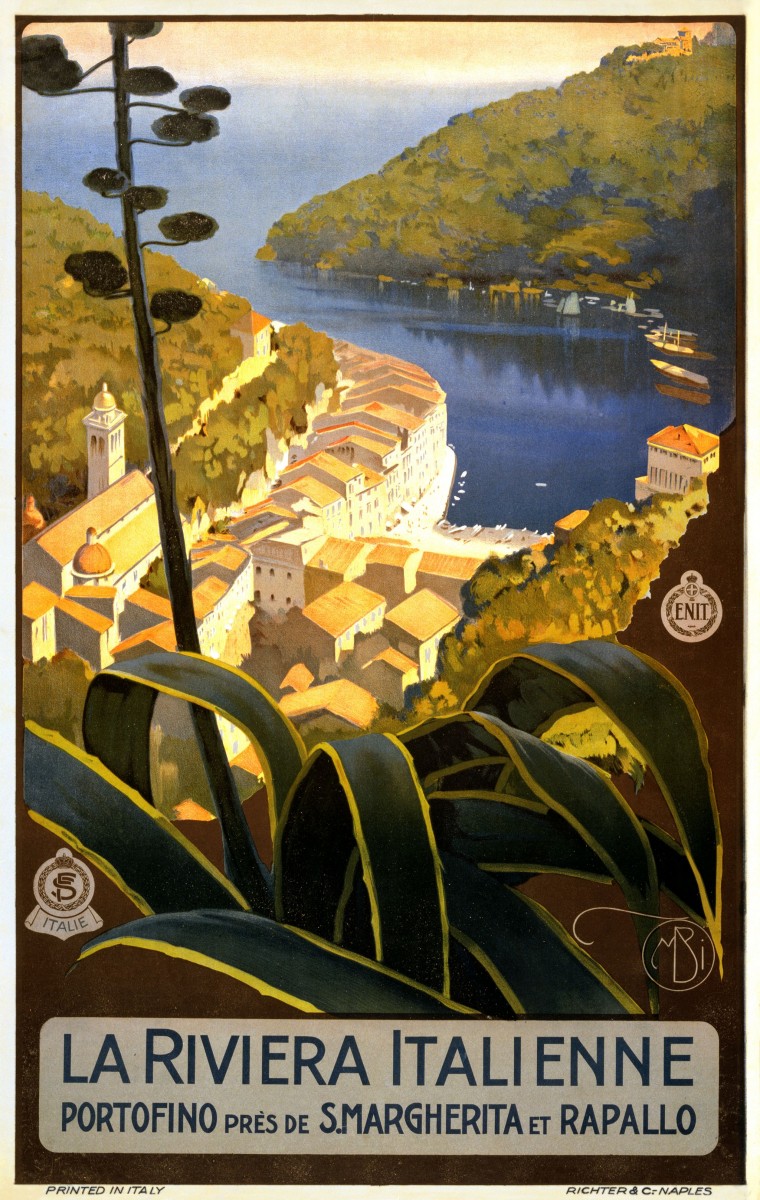 Een reisposter uit 1920 die reclame maakt voor de Italiaanse Riviera. Het is een kleurige tekening. Je kijkt door de bladeren van een Agave de diepte in naar huizen en een baai met schepen.