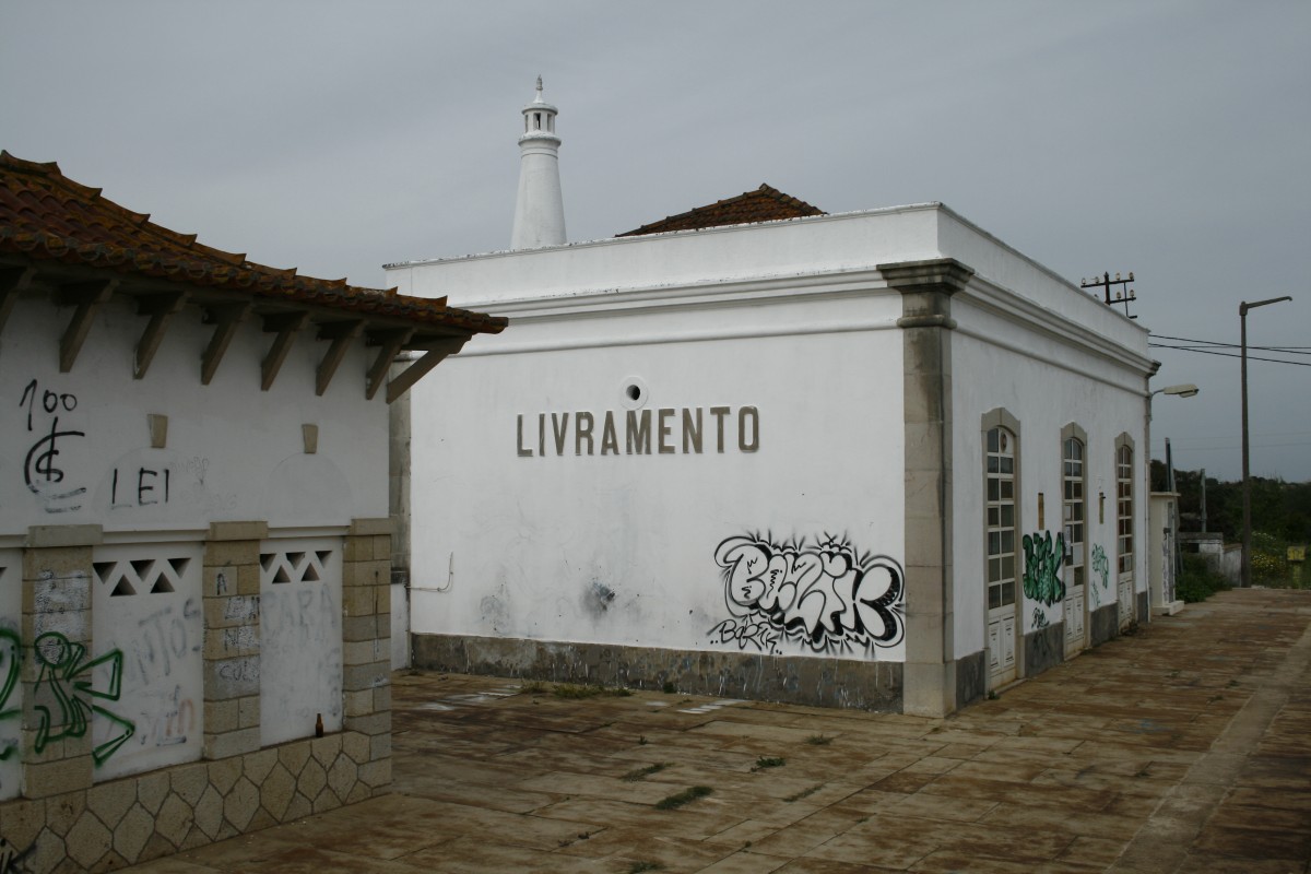Station Livramento dat alleen nog dienst doet als opstapplaats. Het gebouwtje is verwaarloosd en zit onder de graffiti.
