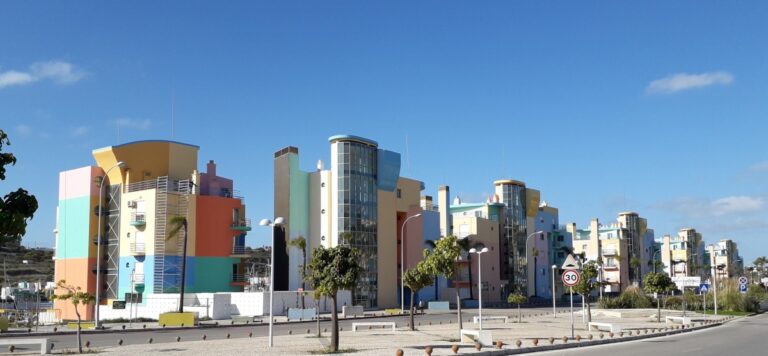 Veelkleurige gebouwen in de bijzondere architectuur van de marina van Albufeira, door architect Tomas Taveira