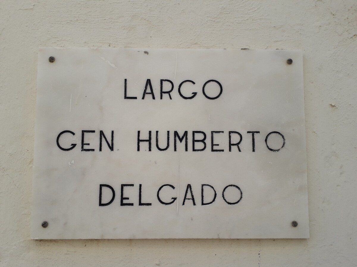 Straatnaambord van Largo Humberto Delgado