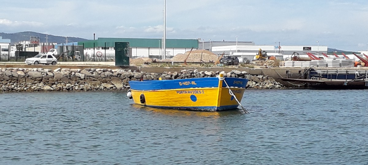 Foto van een grote sloep met de naam vliegdekschip