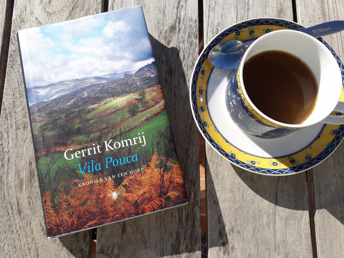 Tafel met boek Vila Pouca en koffiekop met blauwgele Visa Alegre print