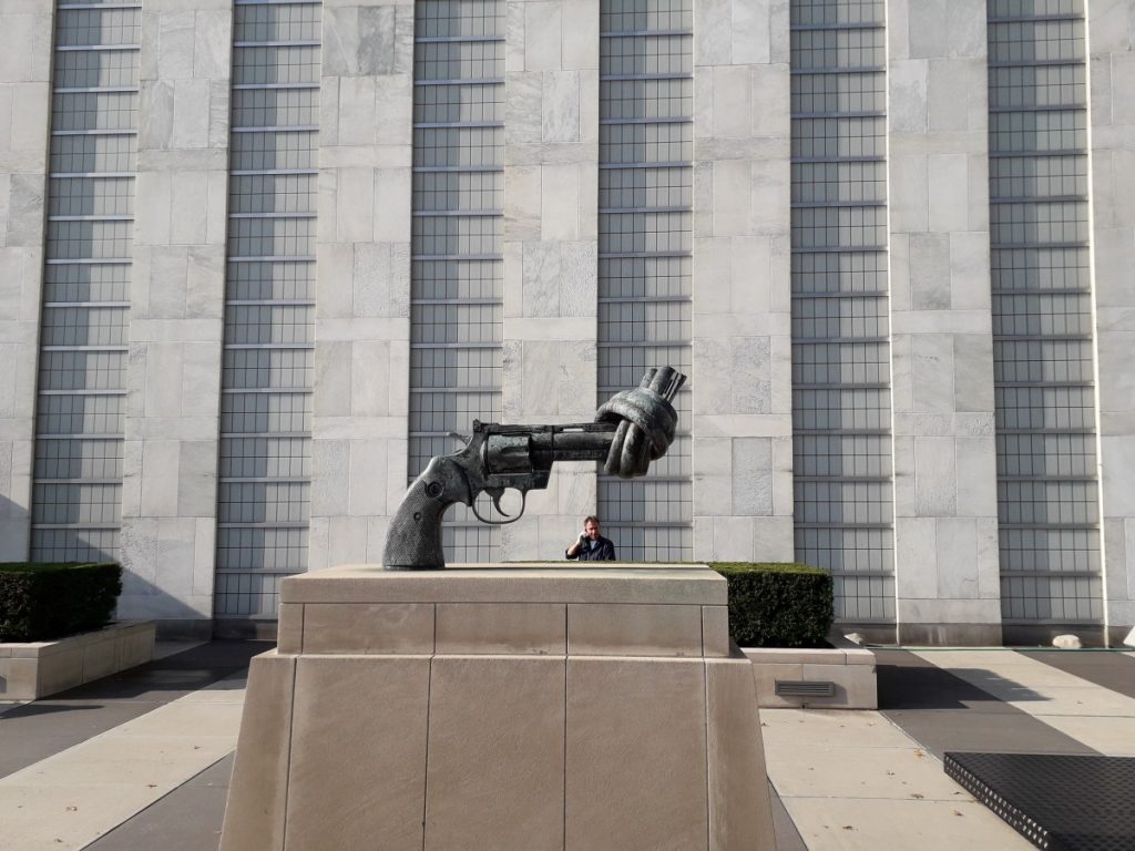 Vredessculptuur "The Knotted Gun" voor het gebouw van de Verenigde Naties in New York