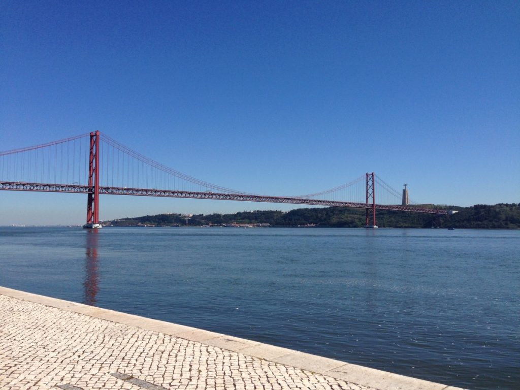 Cais do Sodré met brug over de rio Tejo