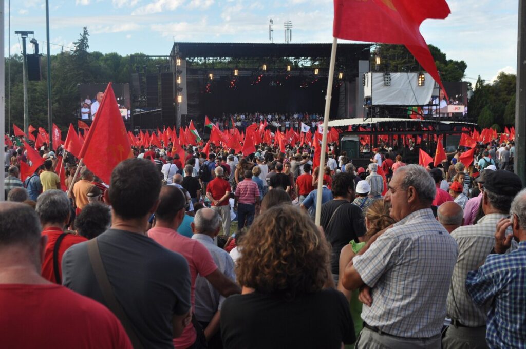 Festa do Avante, bijeenkomst van de PCP. Een zee van rode vlaggen.