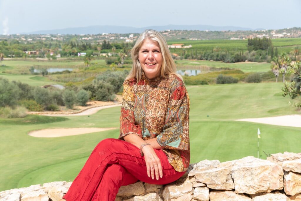 Foto van de nieuwe voorzitter van de Nederlandse vereniging Portugal NCA, Margaret Krijnen, in de Algarve in Portugal