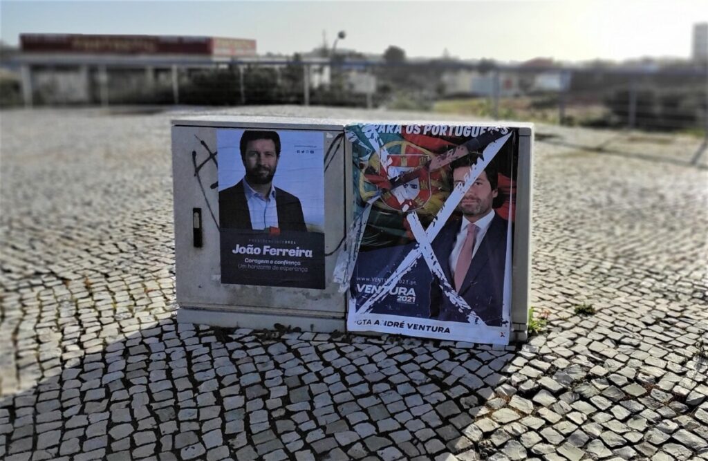 Verkiezingsposters van João Ferreira en Andre Ventura, de poster van Ventura al gevandaliseerd.