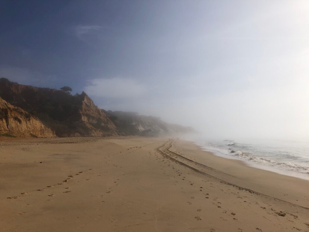 Mist op het strand