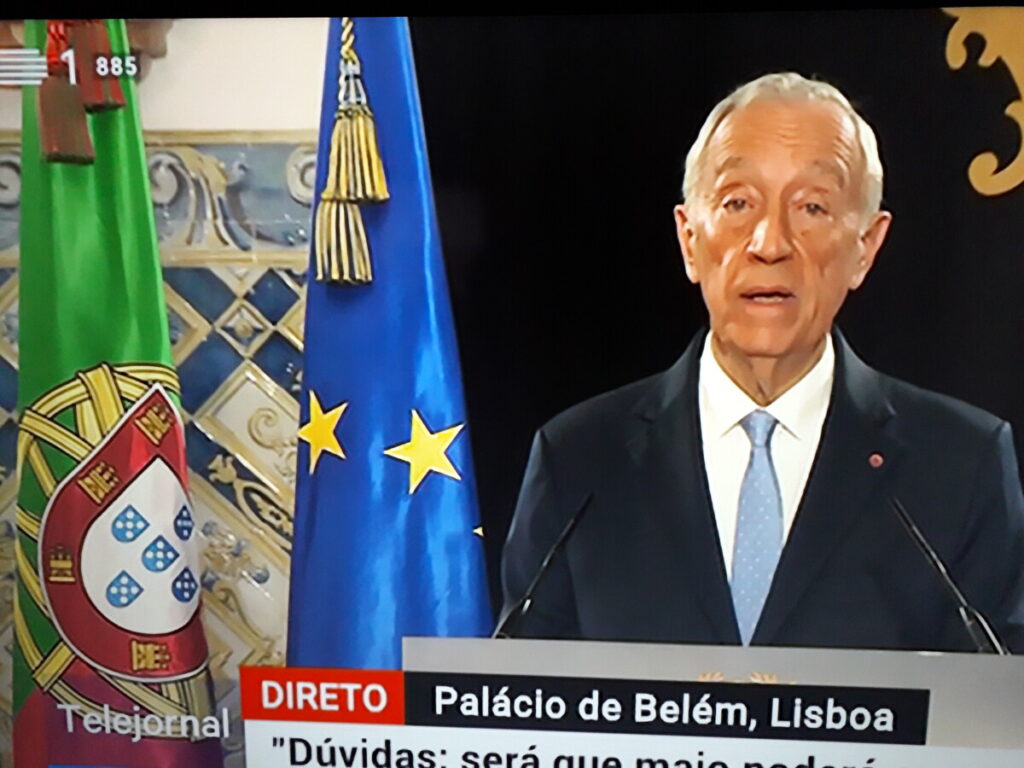 Foto van de Portugese president Marcelo Rebelo de Sousa die een televisietoespraak houdt. 