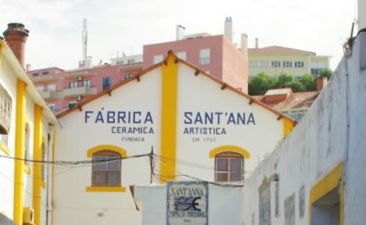 Gevel van tegelfabriek Sant'Anna in lissabon