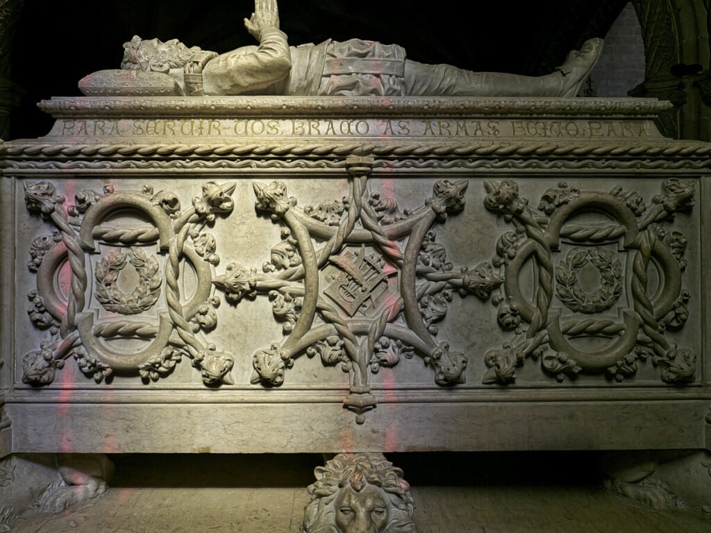 De graftombe van Luis Vaz de Camões staat in het Mosteiro dos Jerónimos