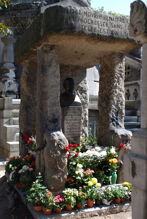 Het graf van Allan Cardec op het kerkhof Père-Lachaise, Parijs. De inscriptie zegt: "Geboren worden, sterven, opnieuw geboren worden en doorgaan, dat is de wet."