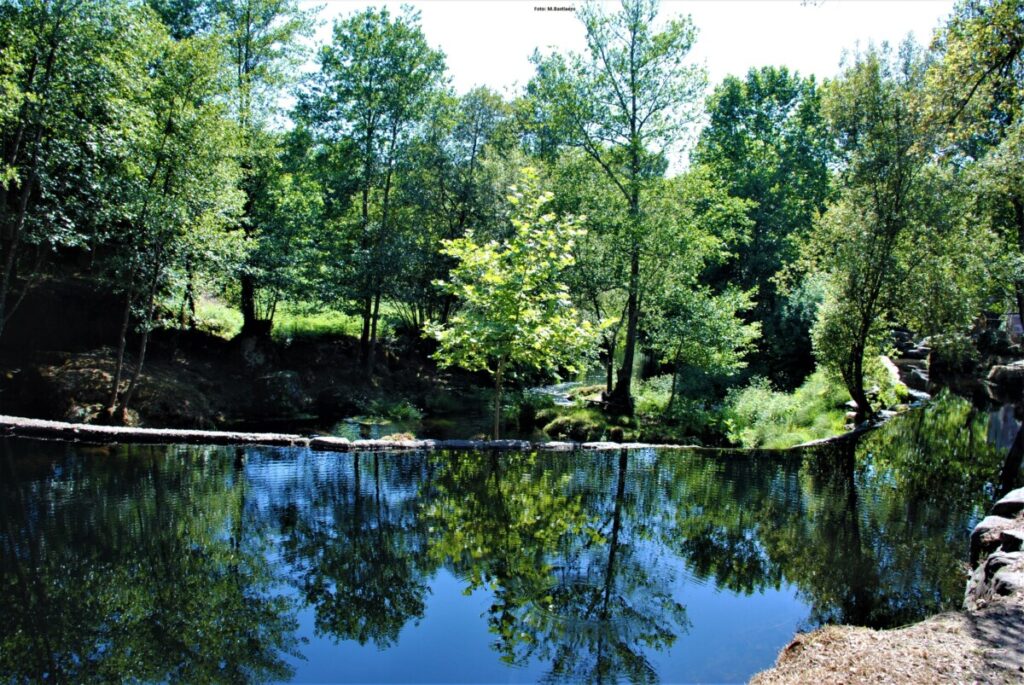 De camping van Mondim de Basto grens aan een prachtige idyllische rivier.