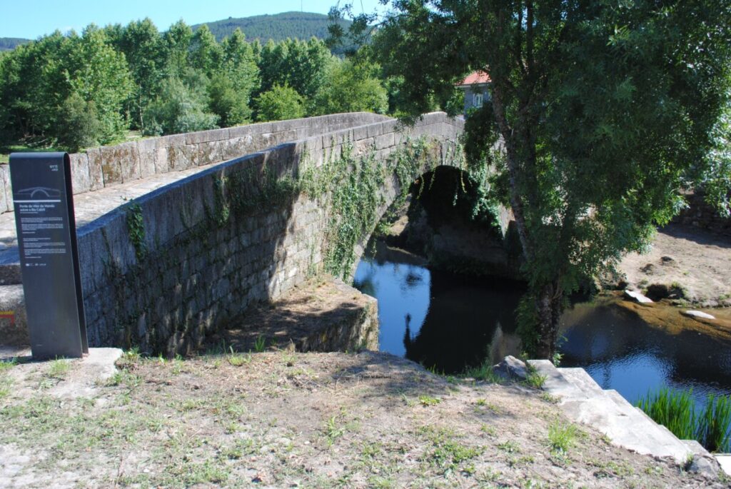 Een Middeleeuwse brug op steenworp afstand van de camping.