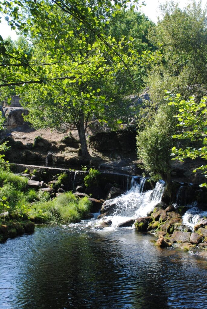 Een prachtige waterval vlakbij Mondim de Basto en het Parque Natural d'Alvão