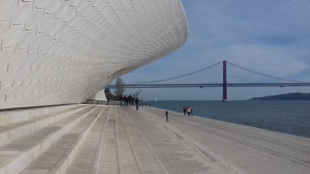 Foto van de brug "Ponte 25 de Abril" gefotografeerd vanuit een bijzondere hoek van het museum "MAAT" in LIssabon