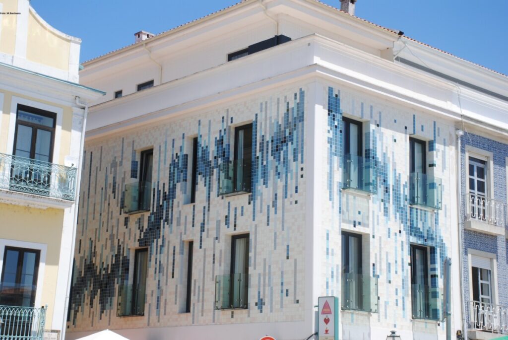 Gebouwen met moderne azulejos. Oud en nieuw staan in Aveiro zij aan zij