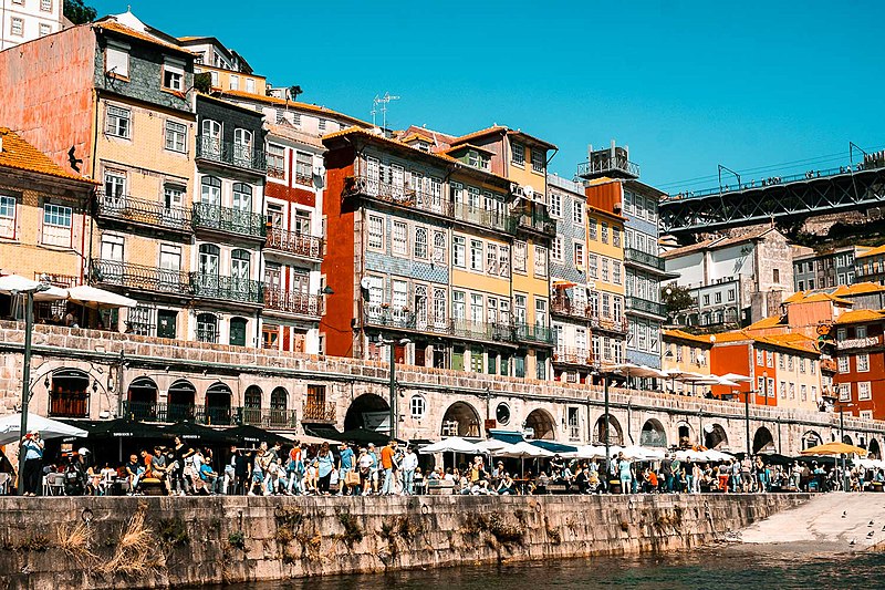 Foto van terrasjes aan de Dourorivier in Porto, Portugal. 