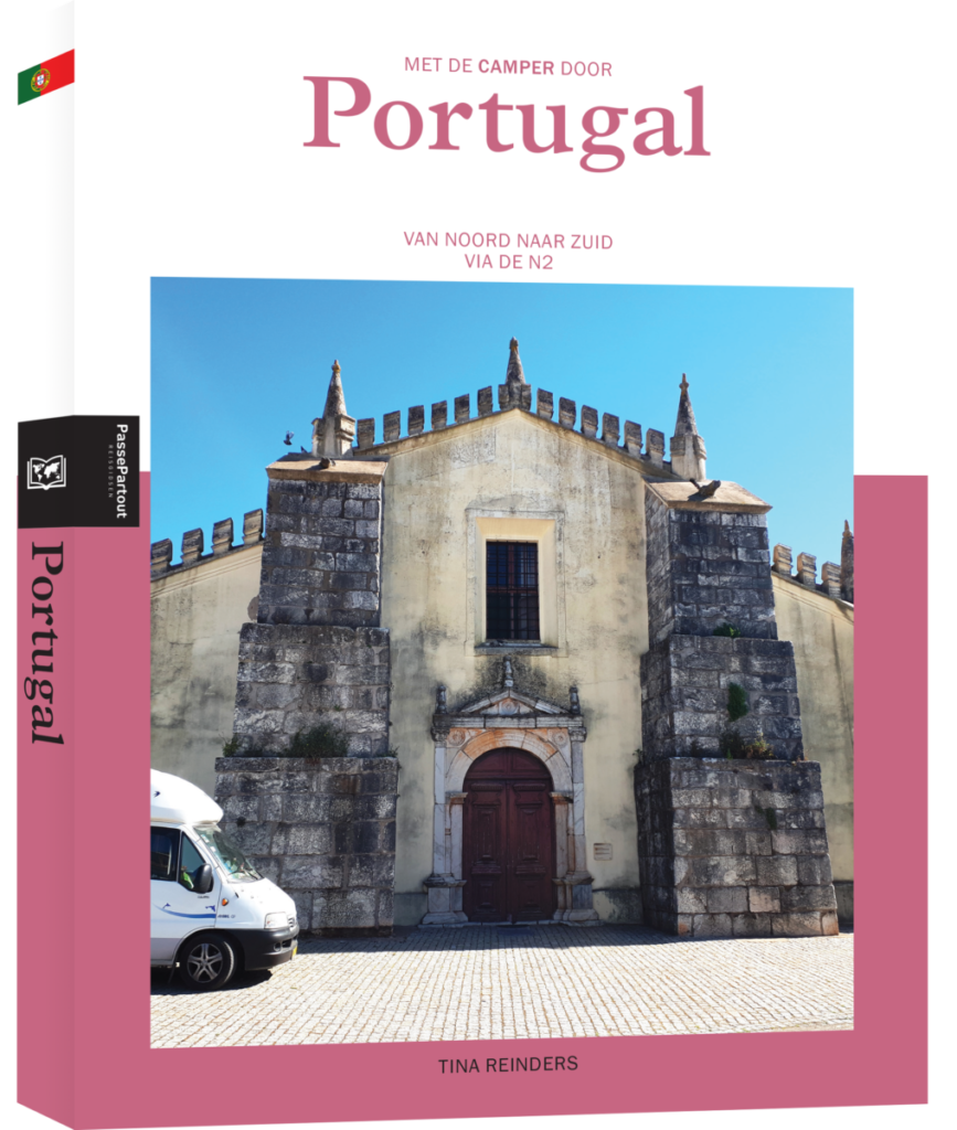 Kaft van het boek "met de camper door Portugal" van Tina Reinders met de camper zichtbaar voor een stokoude kerk
