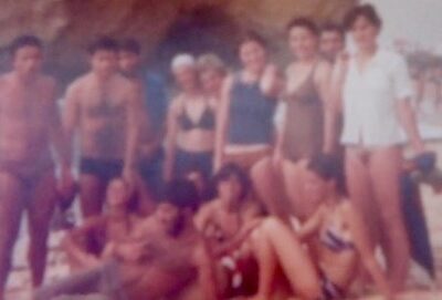 Wazige foto uit de zeventiger jaren met veel tieners op een strand in Portugal.