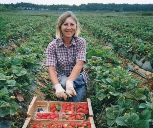 Oekraïnse Zina in een aardbeienveld in Portugal in de 90er jaren.