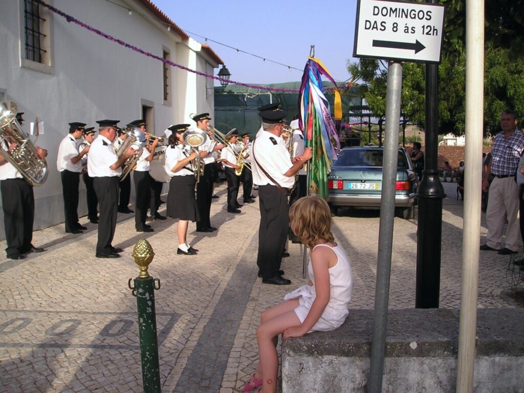 Feest in het dorp Lagarteira met de lokale muziekband