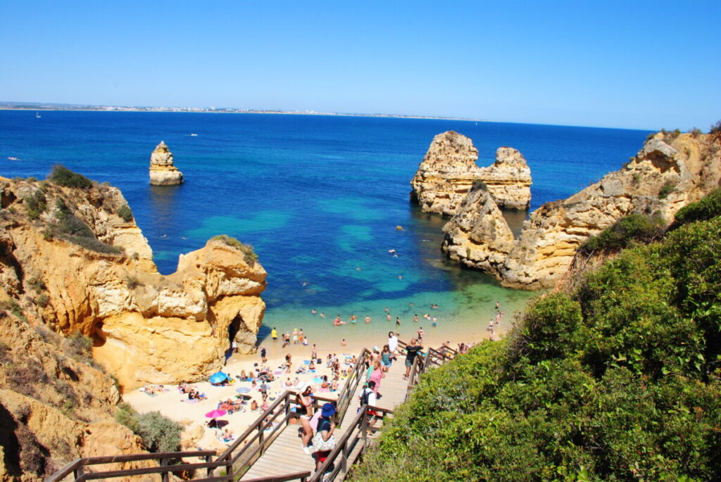 Praia do Camilo waar je in de Atlantisch Oceaan kunt zwemmen en uitkijkt op de gigantisch grote rotsformaties