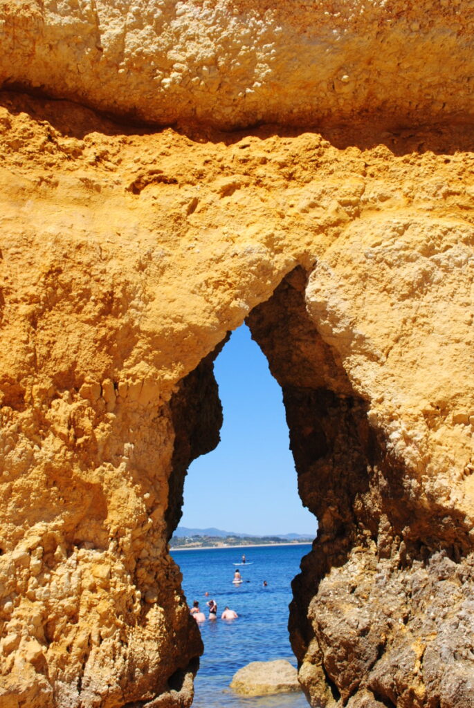 Praia do Camilo waar je in de Atlantisch Oceaan kunt zwemmen en uitkijkt op de gigantisch grote rotsformaties