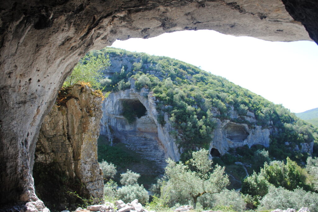 De sinkholes van Buracas de Casimilio. Het zijn grotten in het kalkstenen reliëf van het Sicó massief