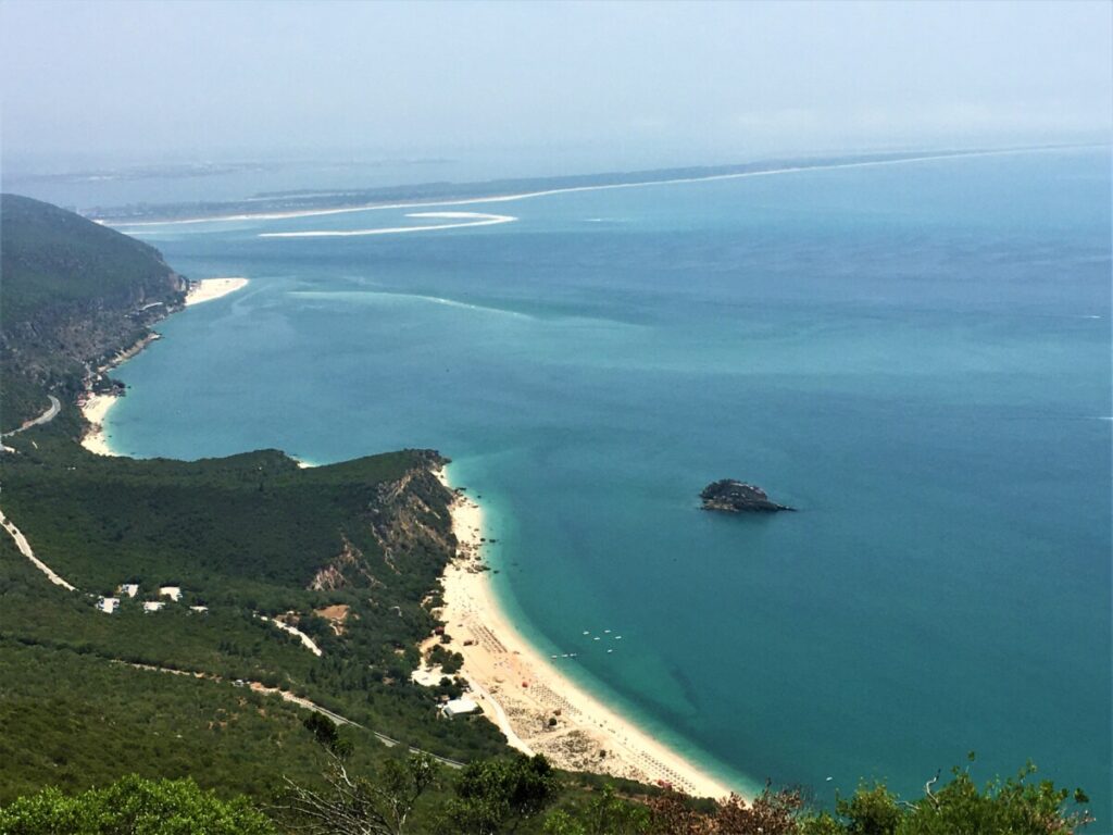 Het spectaculaire uitzicht over de oceaan als je door het Arrábida gebergte wandelt.