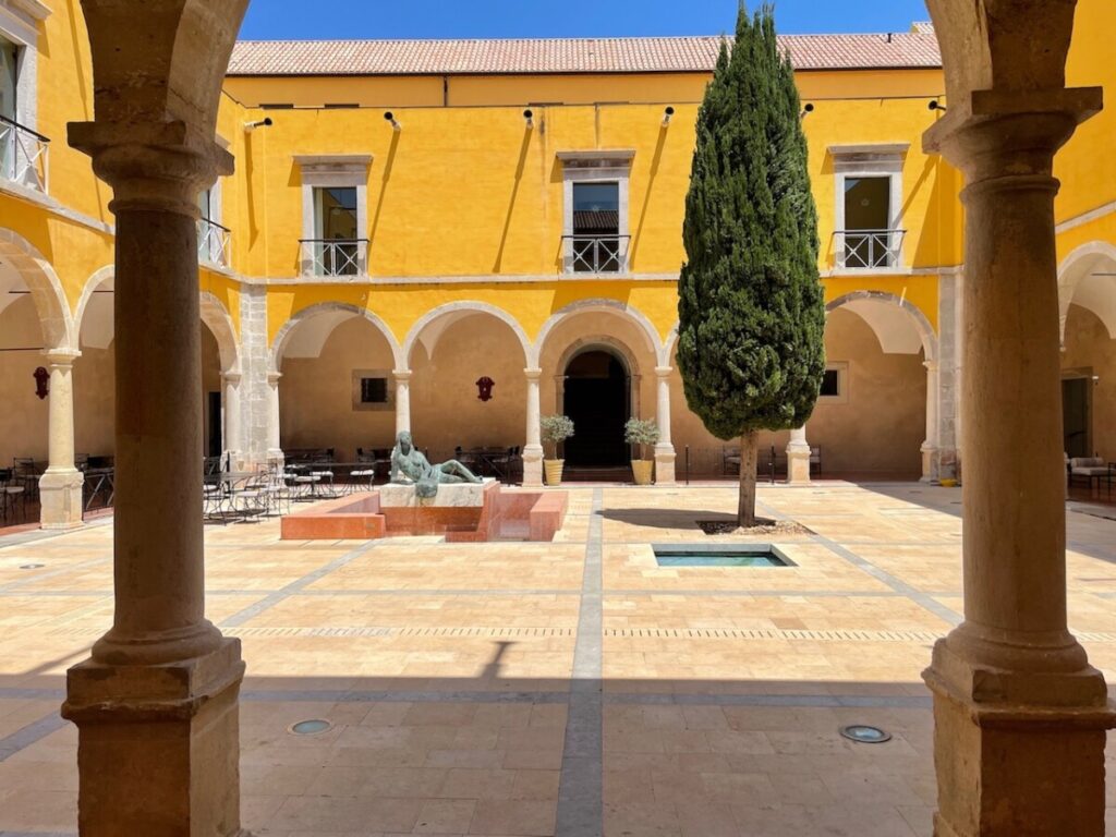 Binnenplaats van het klooster