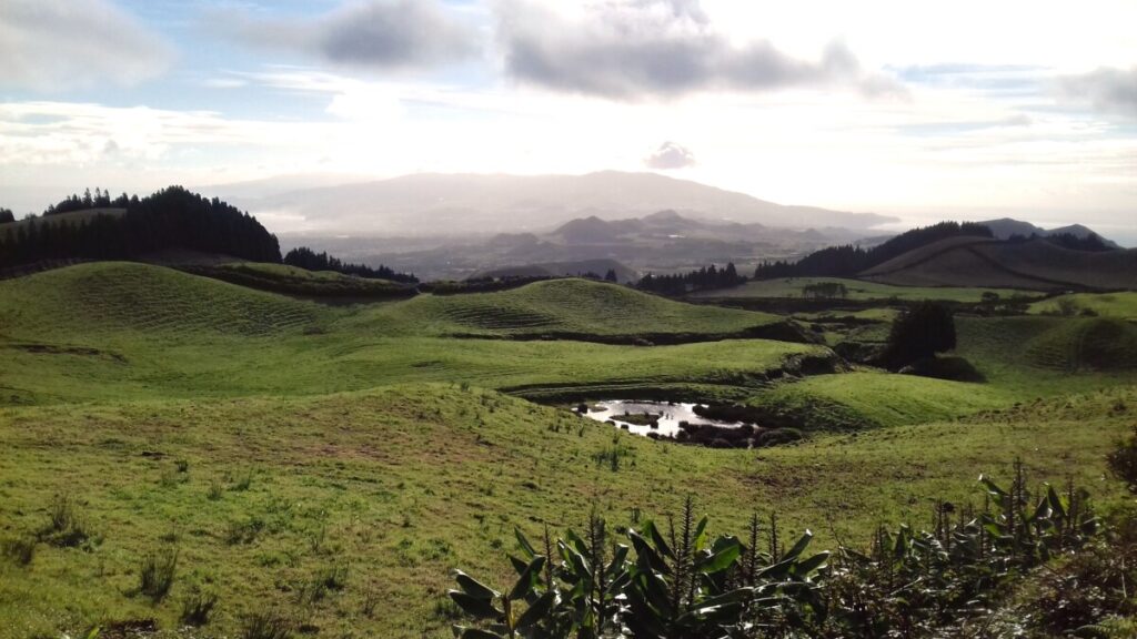 Foto van een landschap op São Miguel, de Azoren, waartot in de verste verte groen ziet maar geen wegen of huizen of mensen.